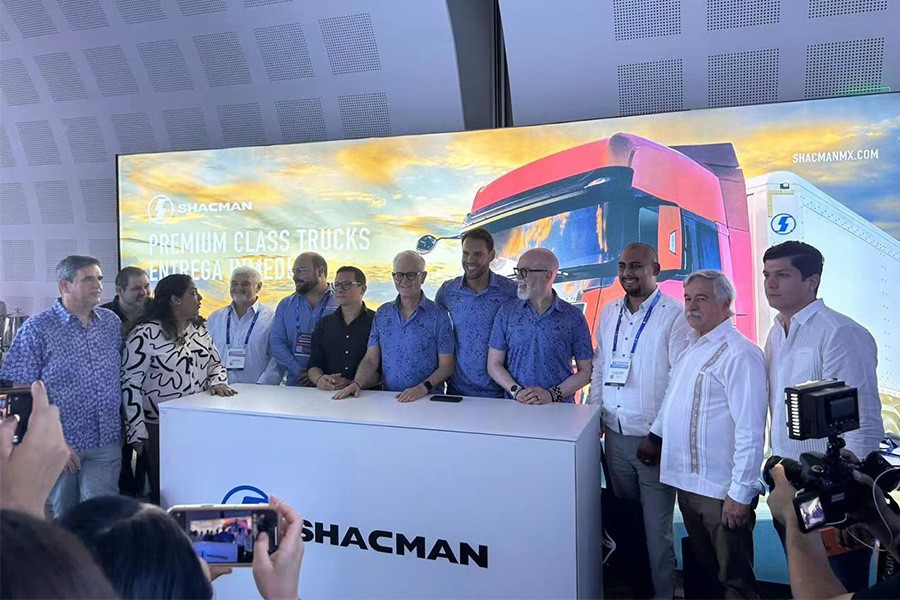SHACMAN unveiled at the exhibition